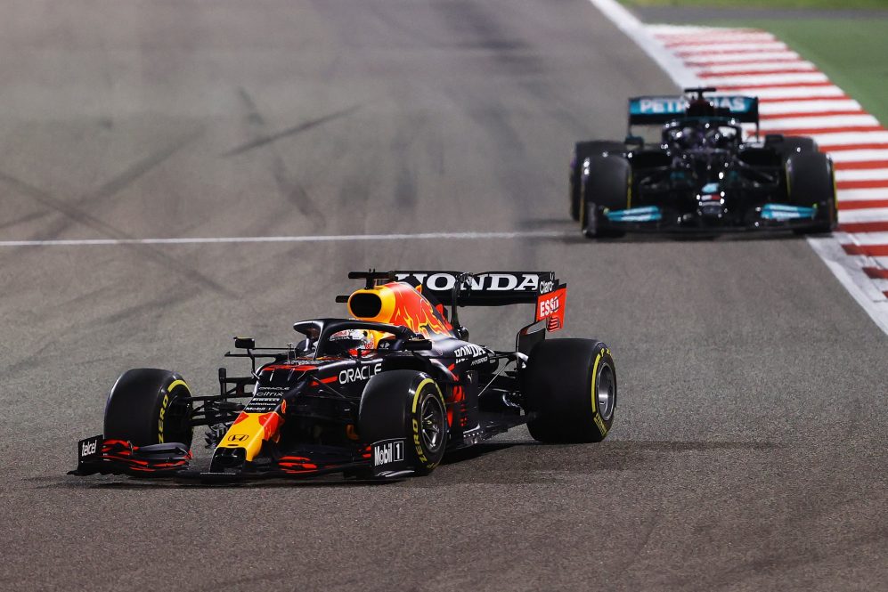 A reînceput Formula 1! Victorie electrizantă pentru Lewis Hamilton şi Mercedes în Bahrain (VIDEO)