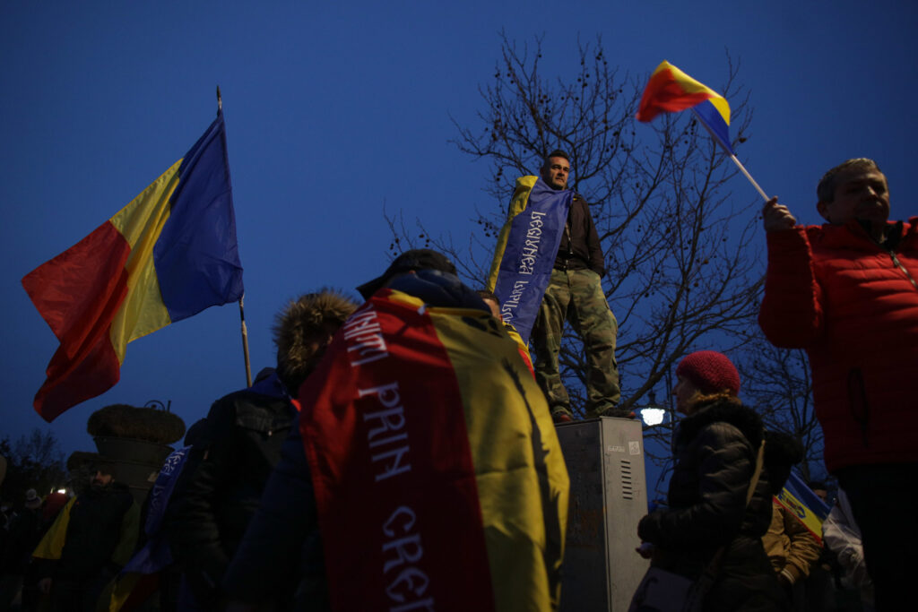 Proteste anti-restricţii în România. Jandarmii au intervenit și au dat amenzi pentru nepurtarea măștii