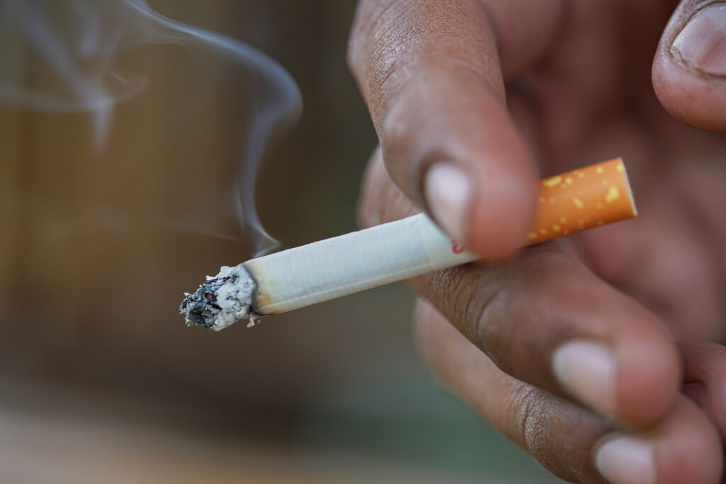 Parlamentarii britanici vor schimbarea politicilor Organizației Mondiale a Sănătății în privința țigărilor electronice