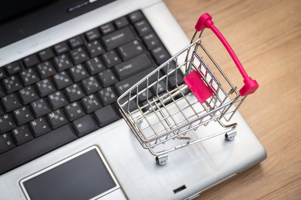 Se scumpesc serviciile de curierat și competiția dintre magazinele online devine tot mai acerbă (Analiză)