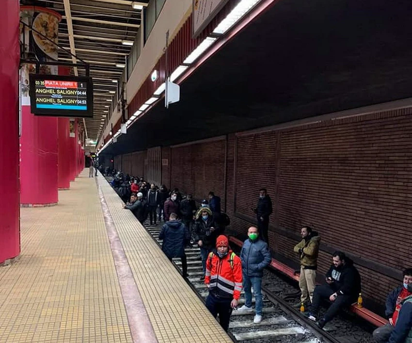 Metrou blocat în Bucureşti! Conflictul dintre Metrorex şi sindicat ia amploare: sindicaliştii au protestat în subteran, pe şine