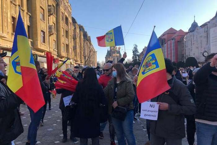 Oamenii au dat foc măștilor! Protest uriaș în România: „Azi în Timișoara, mâine-n toată țara”