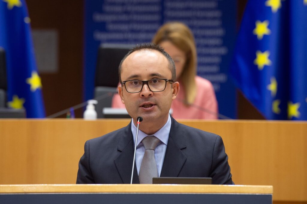 Cristian Bușoi: Liberă circulație, fără discriminare, în UE. PE a aprobat propunerea de negociere pentru noul Certificat UE COVID-19
