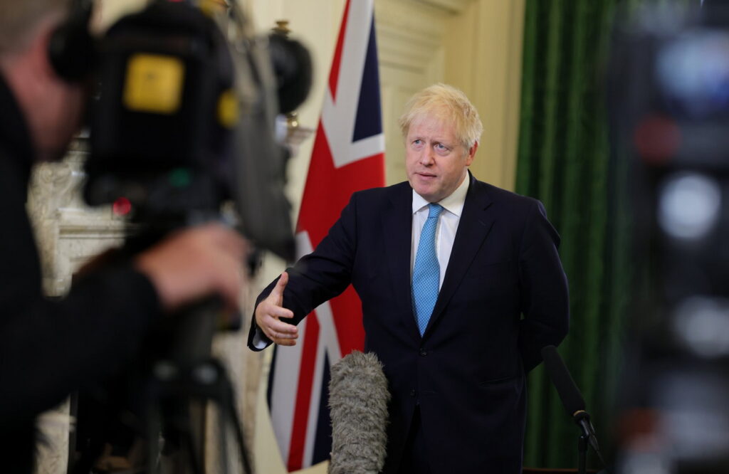Premierul britanic Boris Johnson stârnește hohote de râs! Cum s-a luptat vitejește cu o umbrelă VIDEO