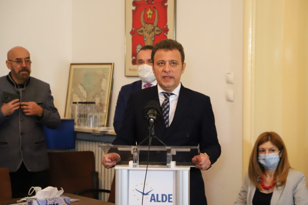 ALDE și-a ales noua structură de conducere. Cine va fi președinte în partidul abandonat de Călin Popescu Tăriceanu