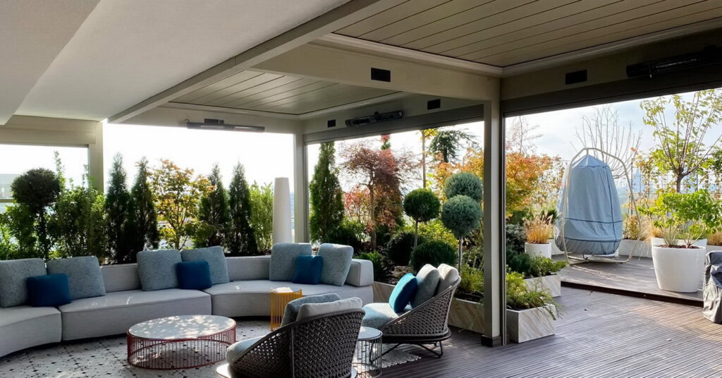 Cu ce materiale îți poți reamenaja terasa de acasă? Idei de pergole retractabile pe termen lung