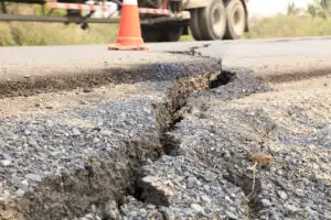 Un drum proaspăt asfaltat s-a stricat în doar șase luni. Cum a fost posibil