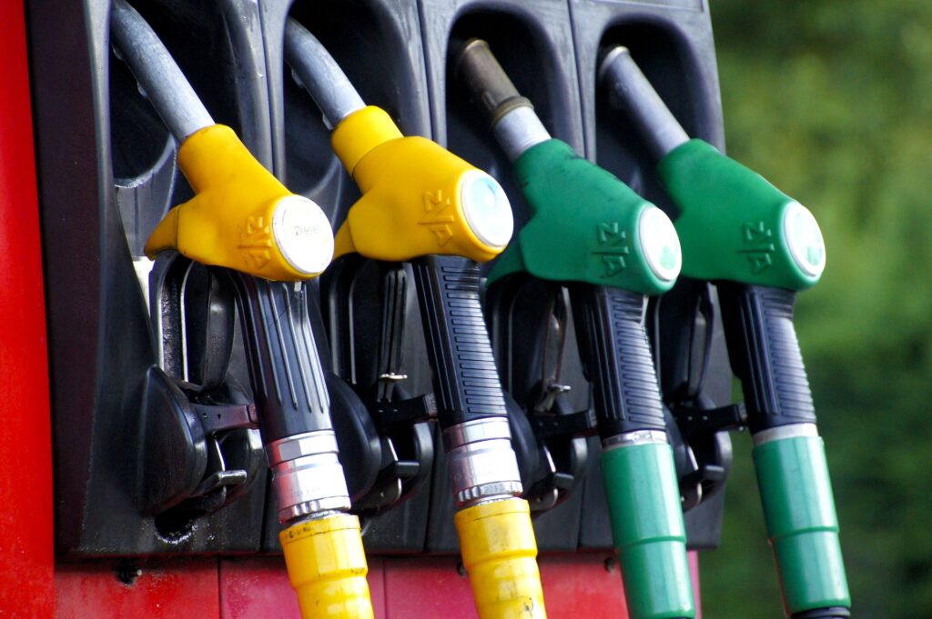 Carburanții s-au scumpit din nou înainte de weekend. Preţul benzinei şi al motorinei în România, vineri, 12 mai