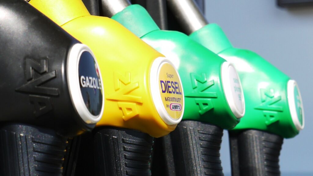 Prețurile carburanților au explodat în România! Veste teribilă pentru toţi şoferii. Cât costă acum carburanţii