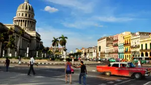 Este lansată cea mai amplă reformă economică de la revoluție încoace. Cuba deschide mai mult spațiu pentru afaceri și investiții private