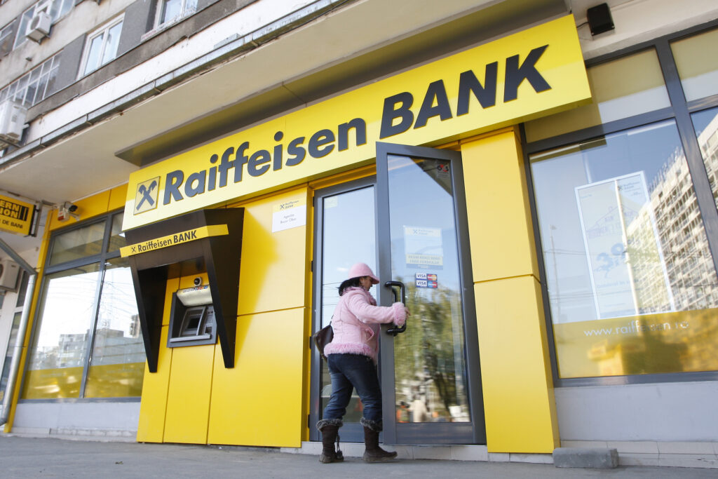 Raiffeisen Bank accelerează procesul de digitalizare. Banca renunţă la aproape toate casieriile