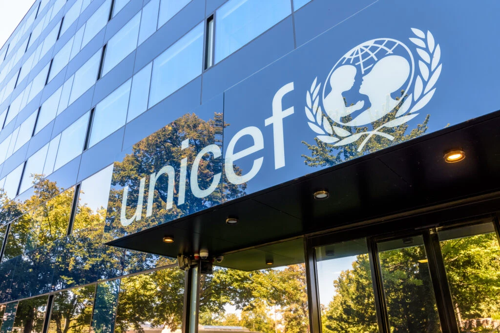 UNICEF: Pericol pentru copiii lumii, din cauza supraconsumului din cele mai bogate ţări de pe glob
