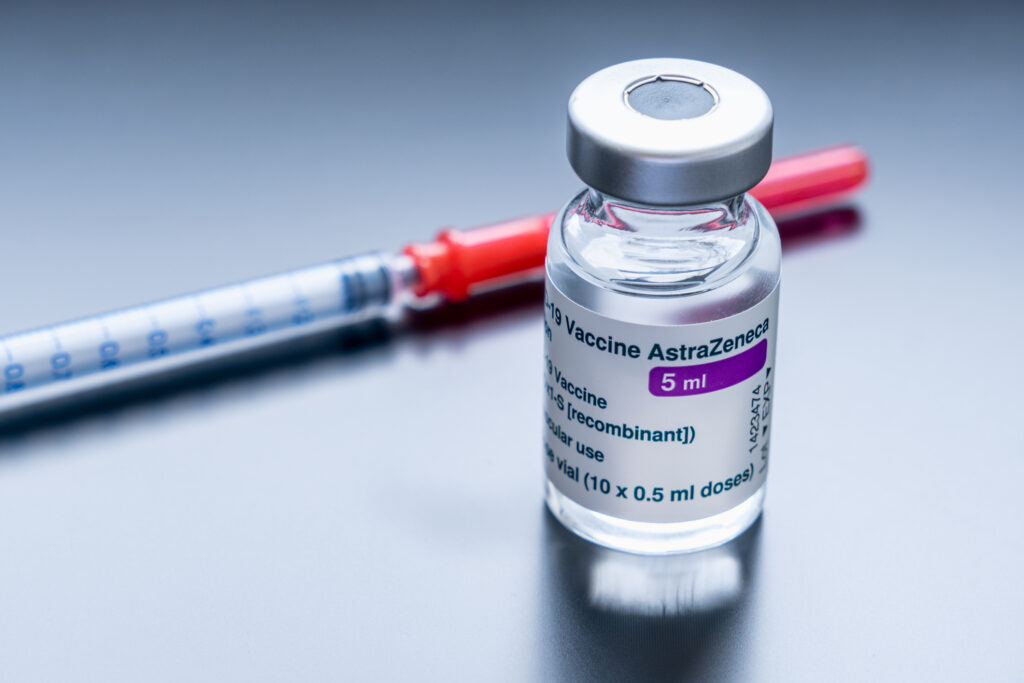 Covid: „A fost descoperită cauza trombozelor apărute după injectarea cu vaccinurile AstraZeneca și J&J”