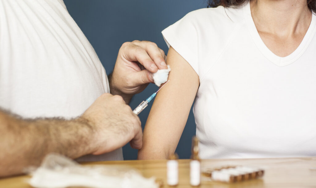 Medicii explică de ce este nevoie de a treia doză de vaccin COVID. Va fi gratuită