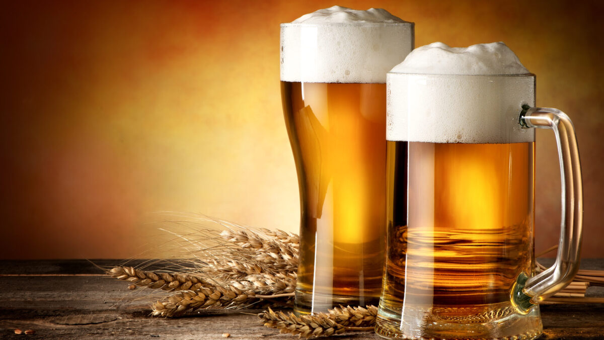 Adevărul despre bere! Cât de mult îngrașă cea mai consumată băutură din România