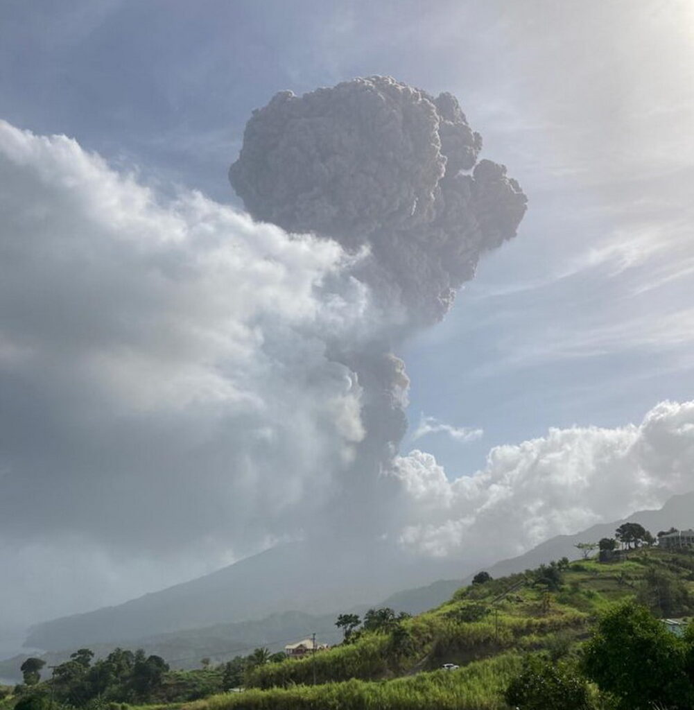 Imagini spectaculoase cu erupția unui vulcan din Caraibe. Coloana de fum s-a înălţat la 17 km (VIDEO)
