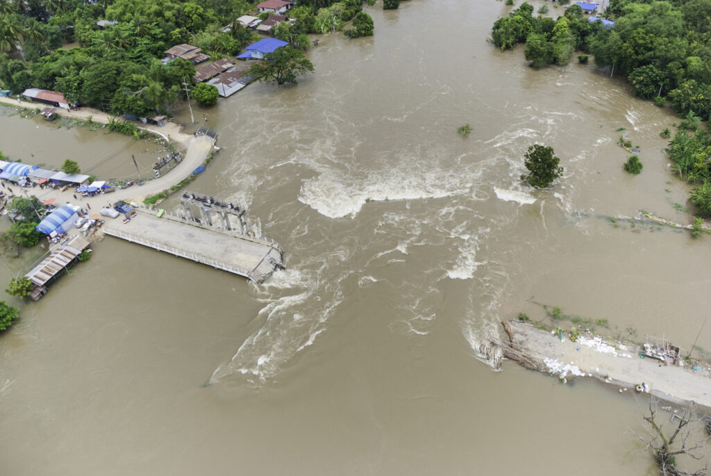 Hidrologii au emis un Cod portocaliu de inundaţii, ce vizează două judeţe din vestul ţării