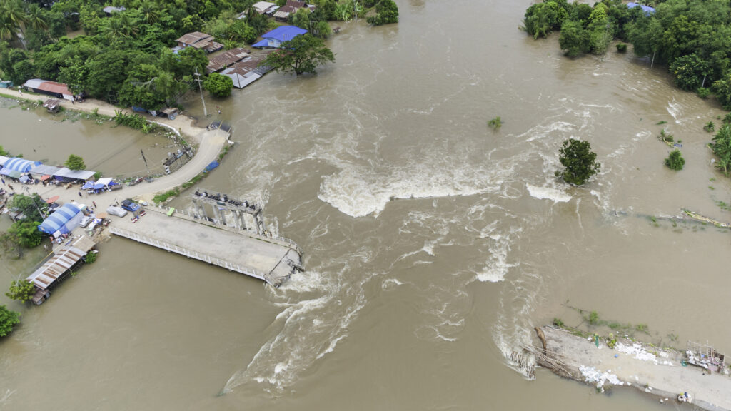 Guvernul bagă adânc mâna în buzunar după inundaţii. Câţi bani vor primi autorităţile locale pentru reparaţii