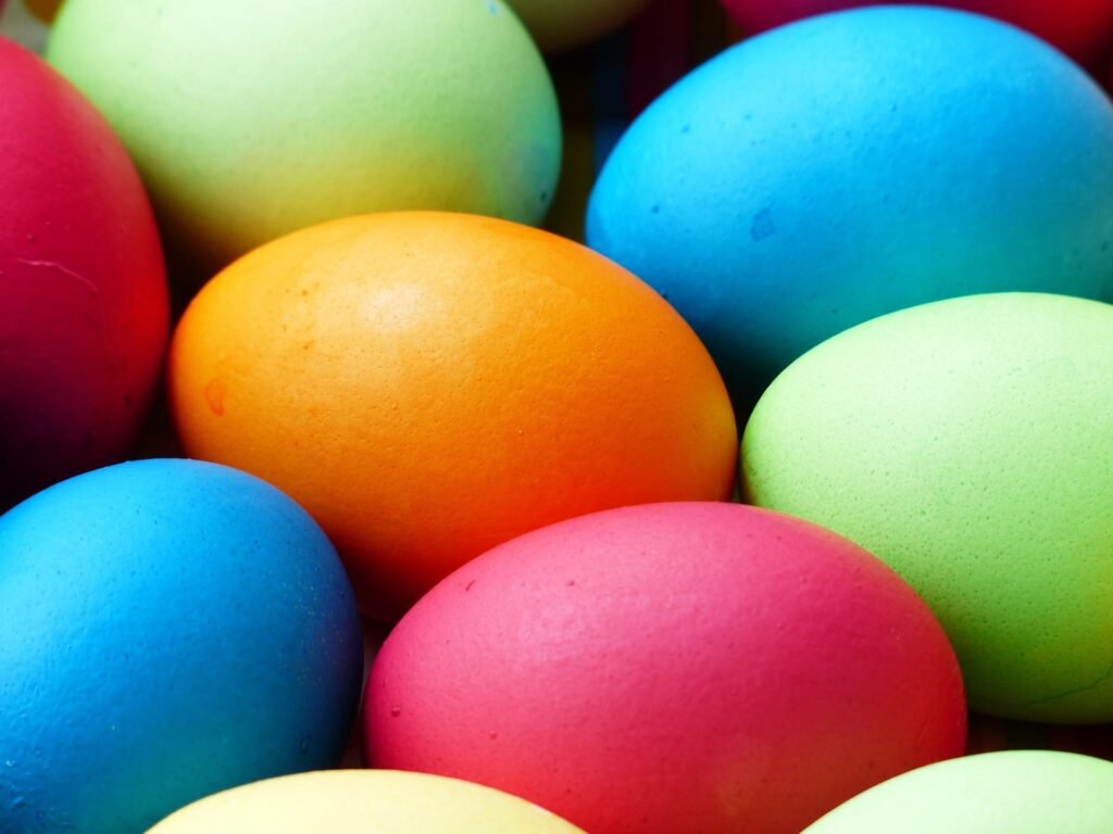 Vopsea de ouă cu până la 11 E-uri! InfoCons a analizat 61 de produse de pe piață