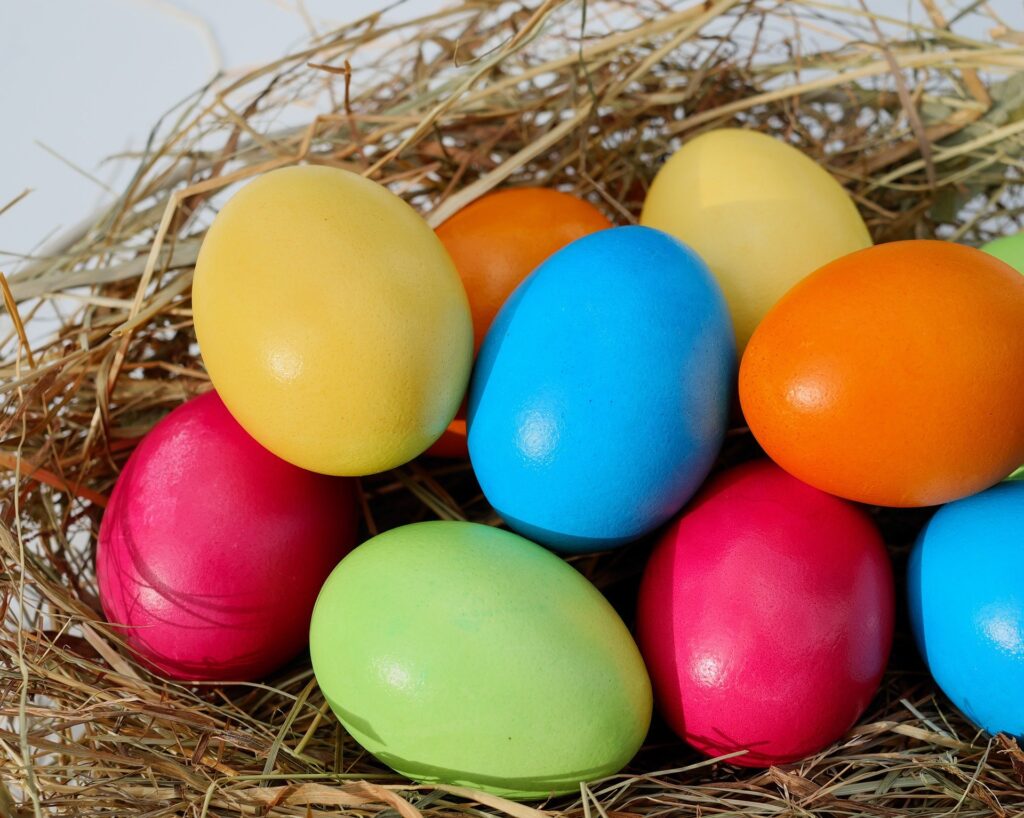 Cum se ciocnesc corect ouăle în ziua de Paşte? Greşeala pe care o fac foarte mulţi români