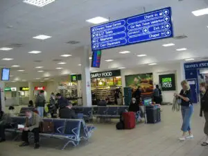 Românii s-au bătut ca în filme pe aeroportul din Londra. Totul a fost filmat (VIDEO)