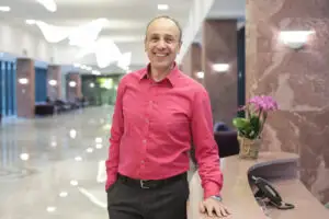 Wargha Enayati, omul care a construit un oraș pentru bătrâni