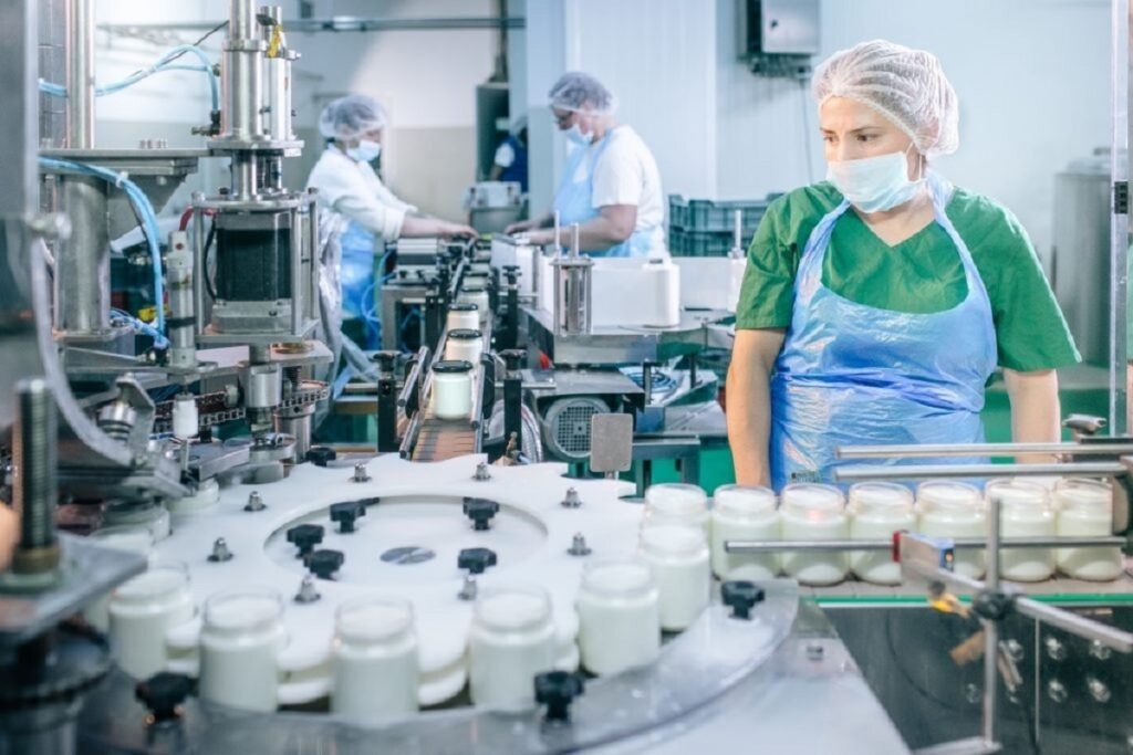 Se construiește o nouă fabrică de lapte în România. Ce bancă va finanța proiectul