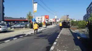 O stradă s-a surpat în comuna Chiajna, mai multe mașini și un TIR au fost făcute captive. Operațiune dificilă de salvare