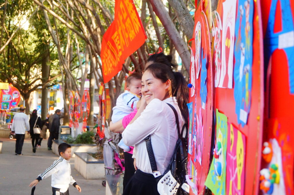 Decizie istorică în China: familiile au dreptul la încă un copil. De ce se prăbuşeşte rata natalităţii