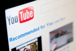 O agenţie misterioasă cere unor influenceri francezi să denigreze vaccinul Pfizer