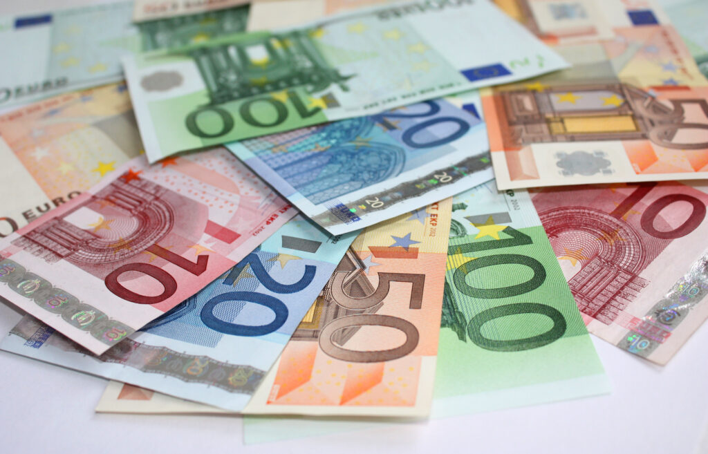 Germania dă 1200 de euro pe lună fără a se face nimic în schimb. Cine va beneficia de această sumă