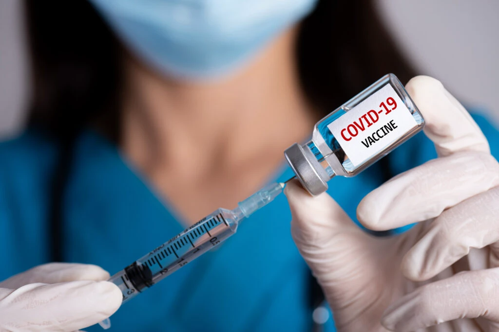 Vaccinul anti-covid devine obligatoriu pentru medici? Federația Santias reacționează