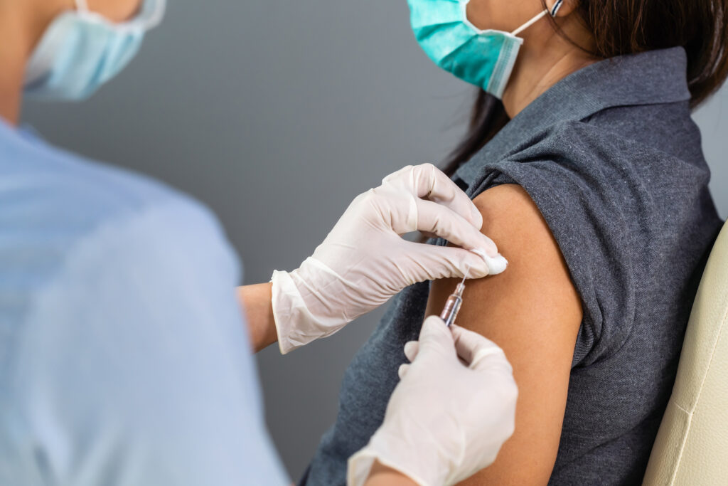Peste 32.000 de persoane s-au vaccinat anti-covid în ultimele 24 de ore. Câte reacții adverse s-au înregistrat