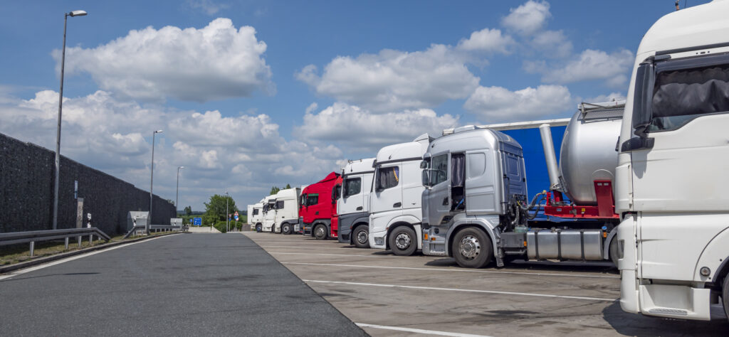 Transportatorii spun că urmează falimente în lanţ din cauza noului sistem de taxare din România