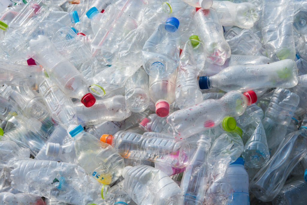 Un nou raport șocant dezvăluie „pericole ascunse” ale utilizării sticlelor de plastic