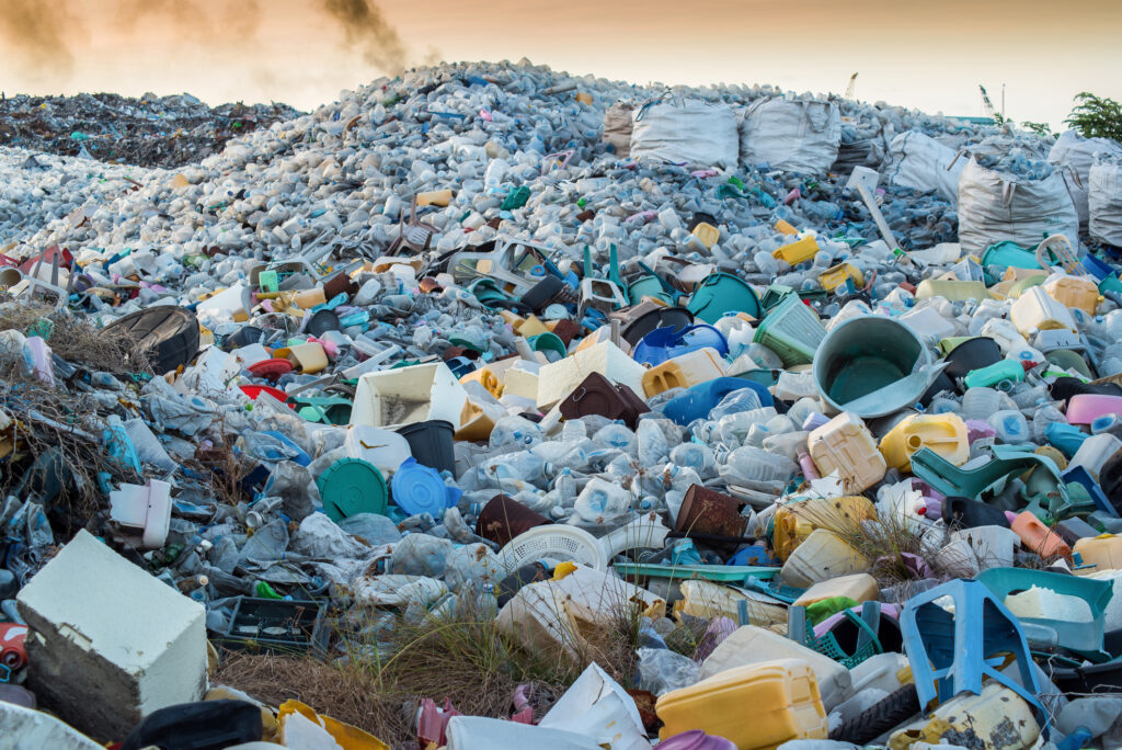Gestionarea neadecvată a deşeurilor, o problemă uriaşă! Schimbările climatice ne afectează pe toţi