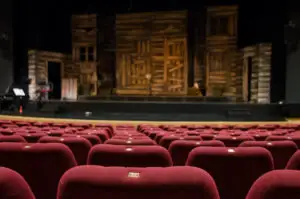 Se redeschid teatrele, dar nu sunt bani. Se cere ajutorul spectatorilor