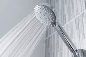 Obișnuiți să faceți asta în timpul dușului? Specialiștii vă sfătuiesc să renunțați
