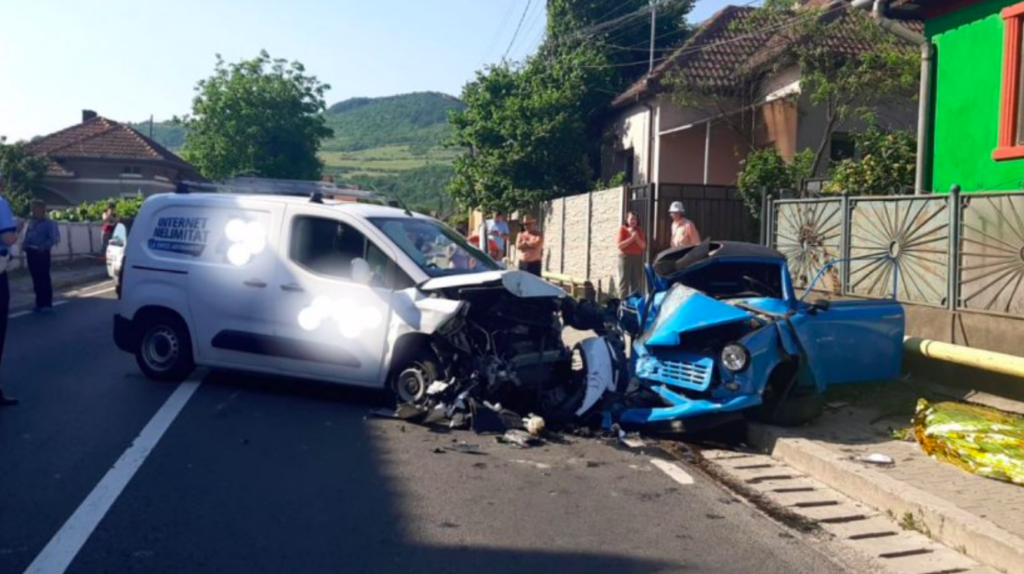 Tragedie în România. Un polițist a murit strivit într-un Trabant (FOTO)