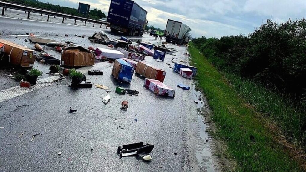 Accident teribil lângă București cu două TIR-uri. Alertă pe autostrada A1 Bucureşti – Piteşti, o persoană a murit