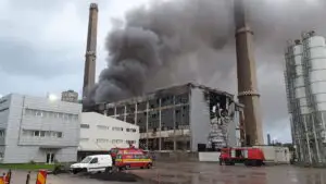 Incendiul de la Brazi nu este nici acum stins! Pompierii au găsit o persoană decedată în incinta halei