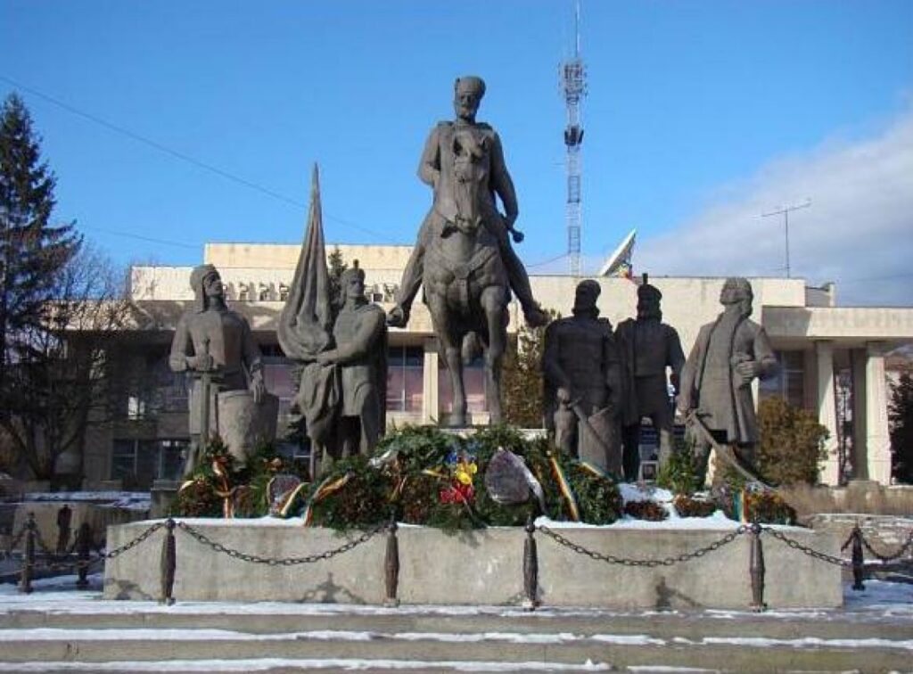 Primăria Sfântu Gheorghe condamnă profanarea statuii lui Mihai Viteazul