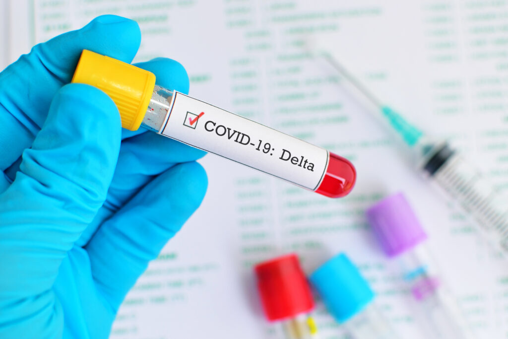 S-a descoperit o nouă variantă a coronavirusului! Este mai contagioasă decât Delta