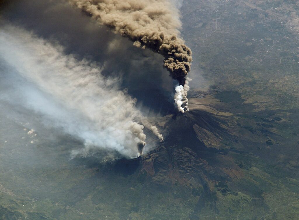 Vulcanul Etna a erupt sâmbătă noapte! Cât de periculoasă a fost erupția VIDEO