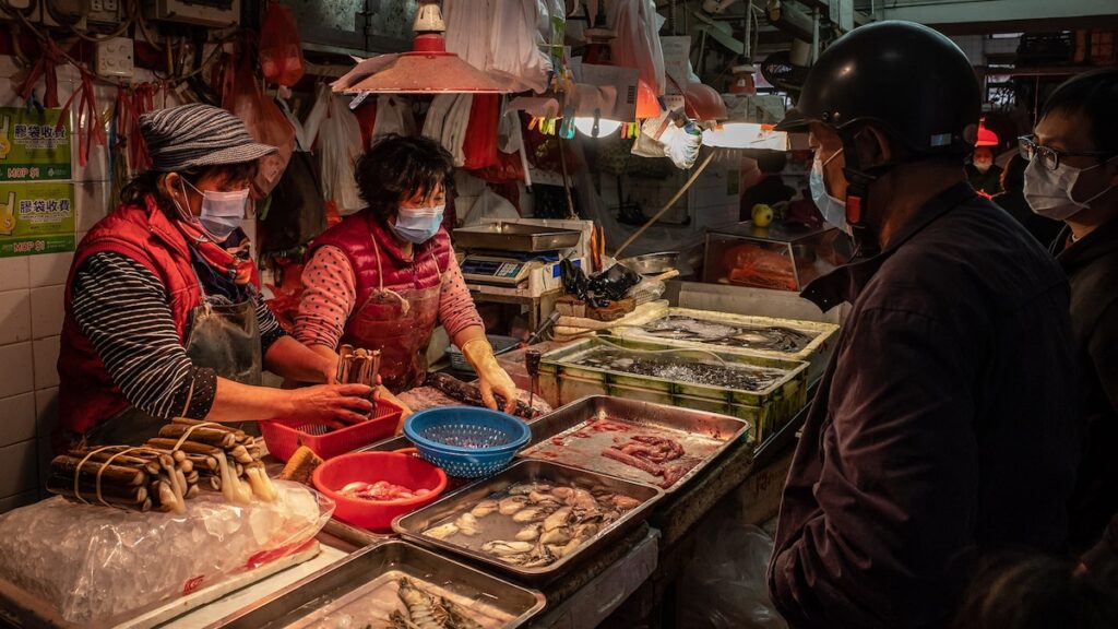 Ce se întâmpla în piețele din Wuhan înainte de pandemie. Câte specii de animale erau pe rafturi