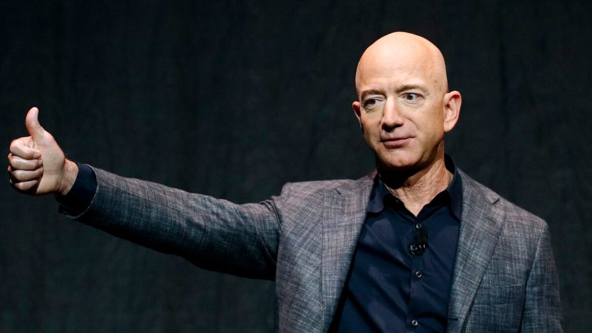 Jeff Bezos e mai bogat cu 2 miliarde de dolari. A vândut aproximativ 12 milioane de acţiuni Amazon