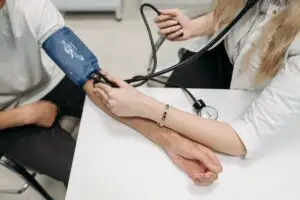 Aveți tensiune mică? Vă pot ajuta alimentația și mișcarea