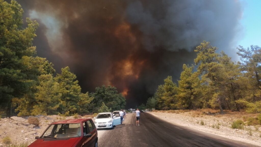 Coșmar în Turcia. Incendiile au luat cu asalt Antalya. Imagini fără precedent