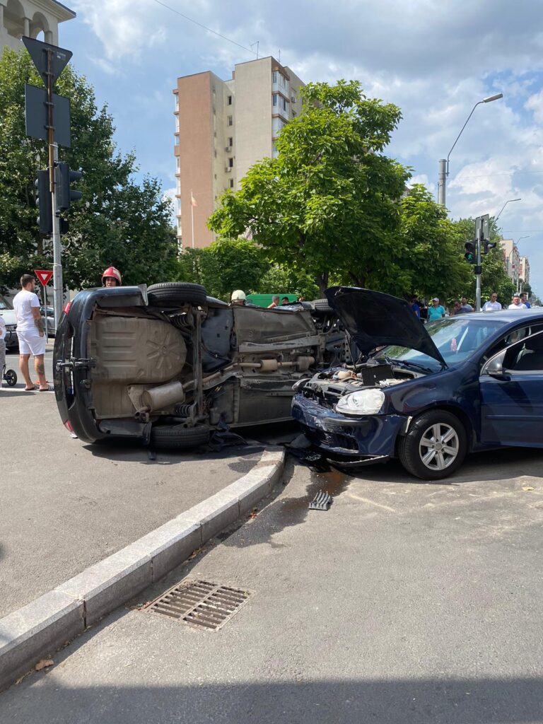 Exclusiv: Grav accident de circulaţie în Bucureşti. O maşină s-a răsturnat