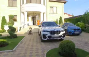 Imagini fără precedent. Șeful de poliție rus reținut din Stavropol trăiește într-un palat cu aur